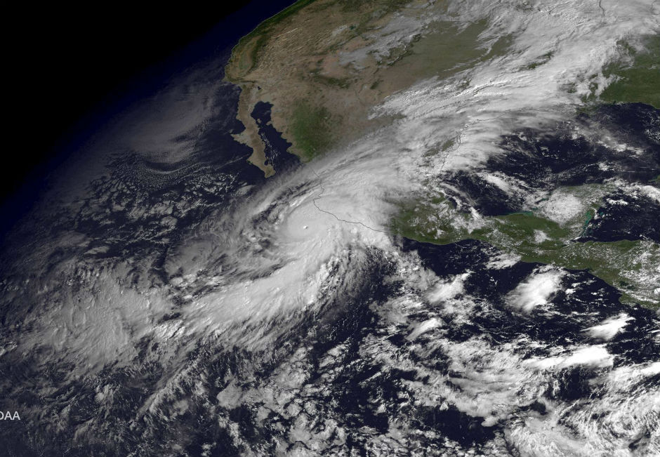 ElUniversal's tweet photo. Así son los huracanes, tifones y ciclones #Patricia #México https://t.co/vRAh9Uknk3 https://t.co/dxTgf10sc2