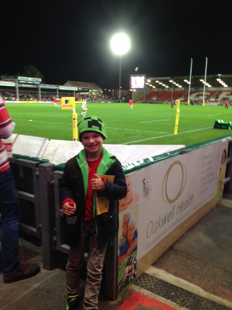 MarcHughes8's tweet photo. One very excited little lad @gloucesterrugby #glawsfamily https://t.co/p4FjbrsWTy