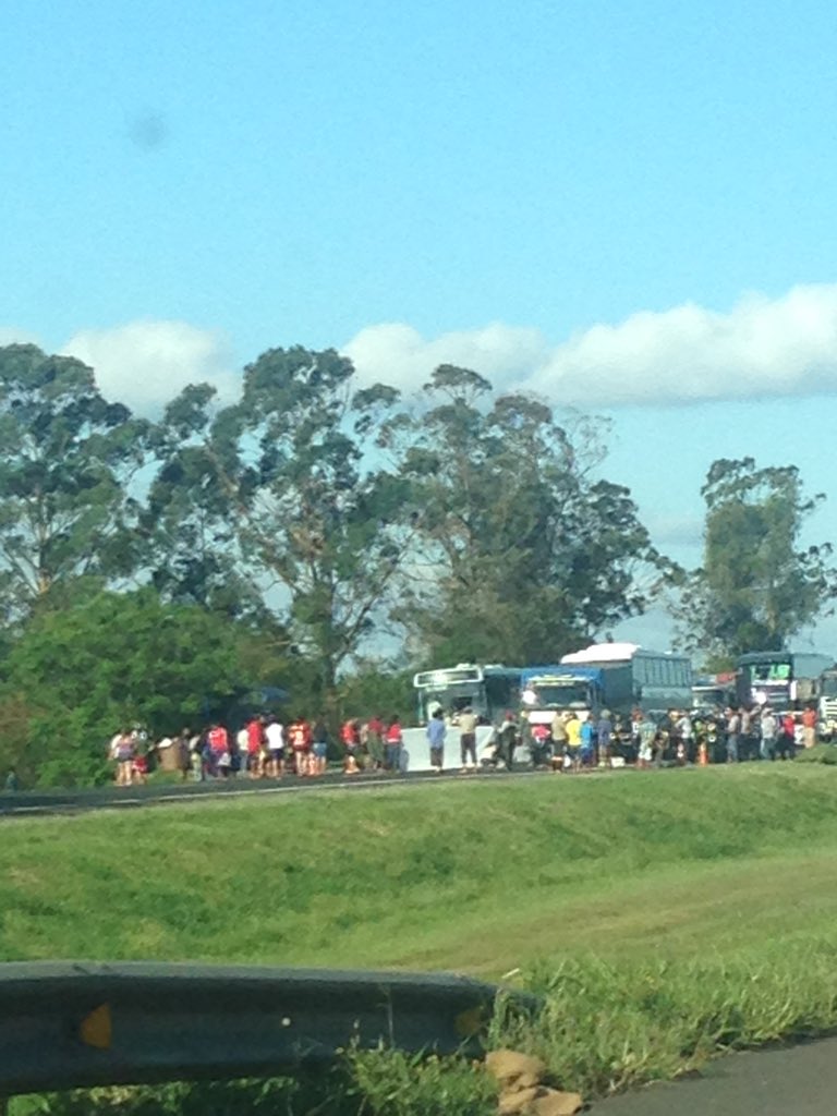 leonardolsramos's tweet photo. Manifestantes bloqueiam a BR 116 na entrada da segunda ponte, sentido Sul do Estado! @RdGaucha @lucianoperico https://t.co/WiIdqwanO9