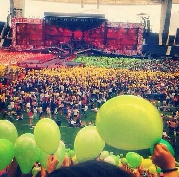 Ania_96's tweet photo. The One Direction fan actions during the concerts will forever be the best ones in the history 
#EMABiggestFans1D https://t.co/4G6tIO8NbR