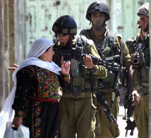 "Evine dön" diyen İsrail askerine "Ben evimdeyim sen evine dön" diyen Filistinli kadın.