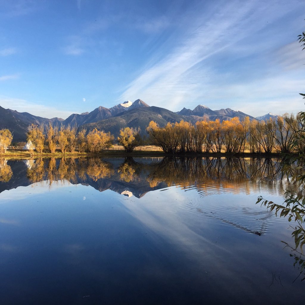 9pipeslodge's tweet photo. Another incredible Fall evening in the Mission Valley #glaciermt #nofilter #ninepipes https://t.co/wiGIJHUVKp