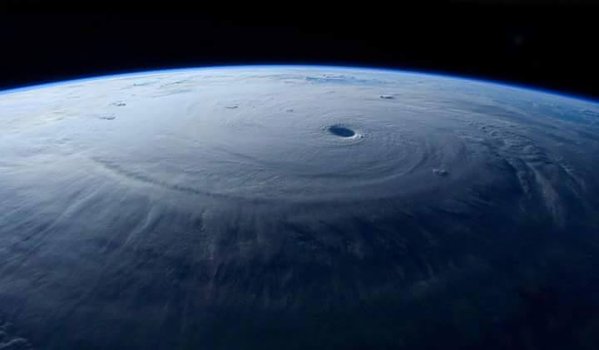 PanamaWorldWide's tweet photo. #Laúltima El astronauta Scott Kelly enviá las fotos del #HuracanPatricia desde la estación espacial internacional. https://t.co/zj36vylL9v