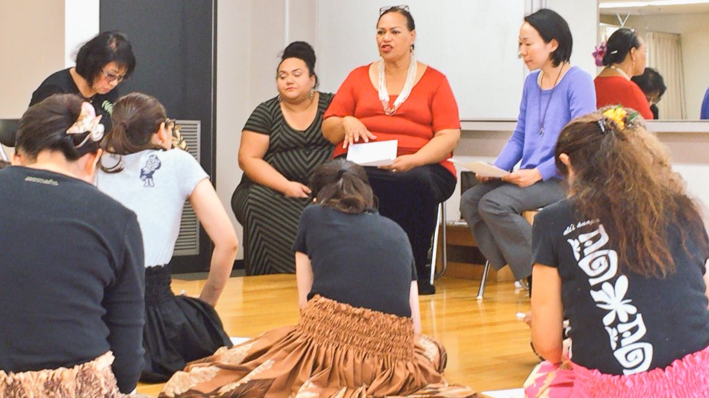 HULAJAPAN's tweet image. 本日はクム ホクラニ ディ レゴによるワークショップからスタート✨ まずはメレの説明から。歌に込められた意味はとても興味深い内容です！ #hula #Hawaii #kumuhula #hokulani #フラ