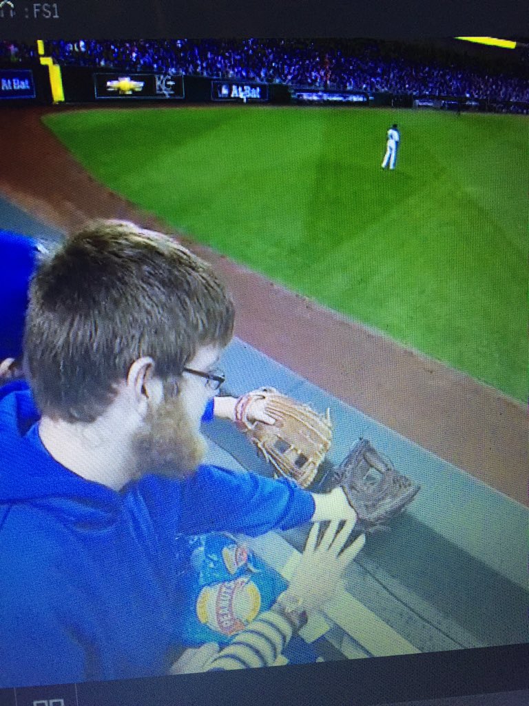 McAllister_Mark's tweet photo. The broadcast interview with fan compared to the HR catch replay. You decide. https://t.co/1qmsMWmOHu via @Kelly_Corbin02 #BlueJays