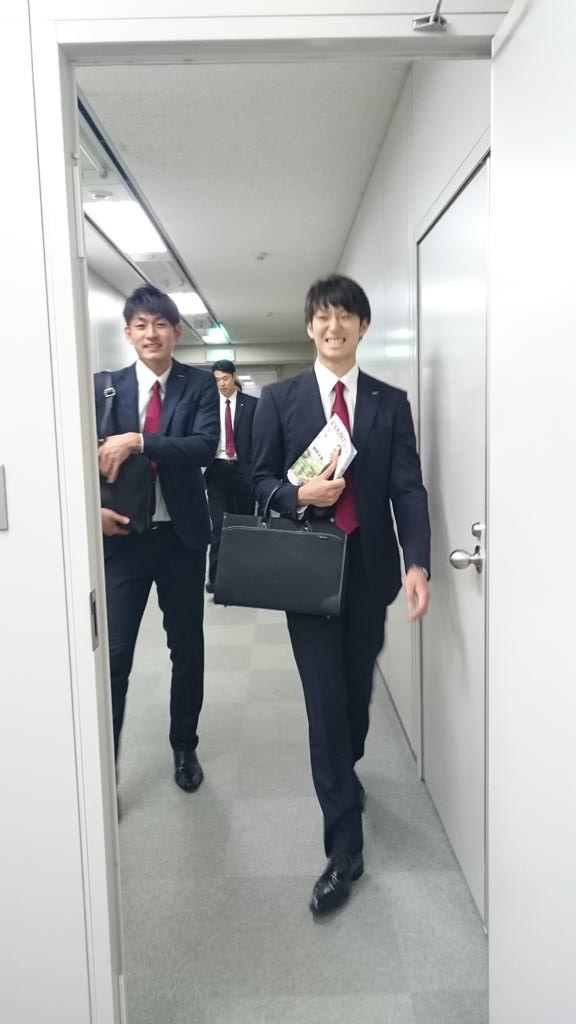 sun_SUNBIRDS's tweet photo. 入室する柳田選手、栗山選手に、
後ろから続く星谷選手。 https://t.co/7yVFmZOsrh