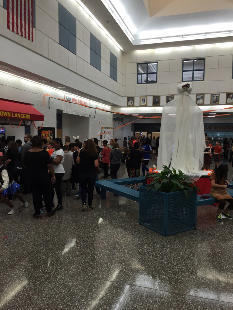 ClukeyColleen's tweet photo. Spooky fest underway!!!!! @Landstownms https://t.co/aEbbHIPs32