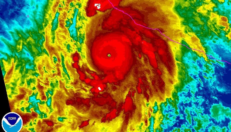 byronbcn's tweet photo. excitat com 1geek davant 1fet històric com #HuracanPatricia gràcies a maques influències com @megolla2 #FUETa400Kmh https://t.co/3BBsJcCYMM