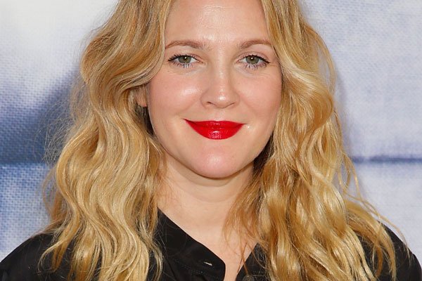 StyleWatchMag's tweet photo. This eyeliner hack from @DrewBarrymore is perfect for lazy girls: https://t.co/vKiMnbZecJ https://t.co/JMjymW1iRo