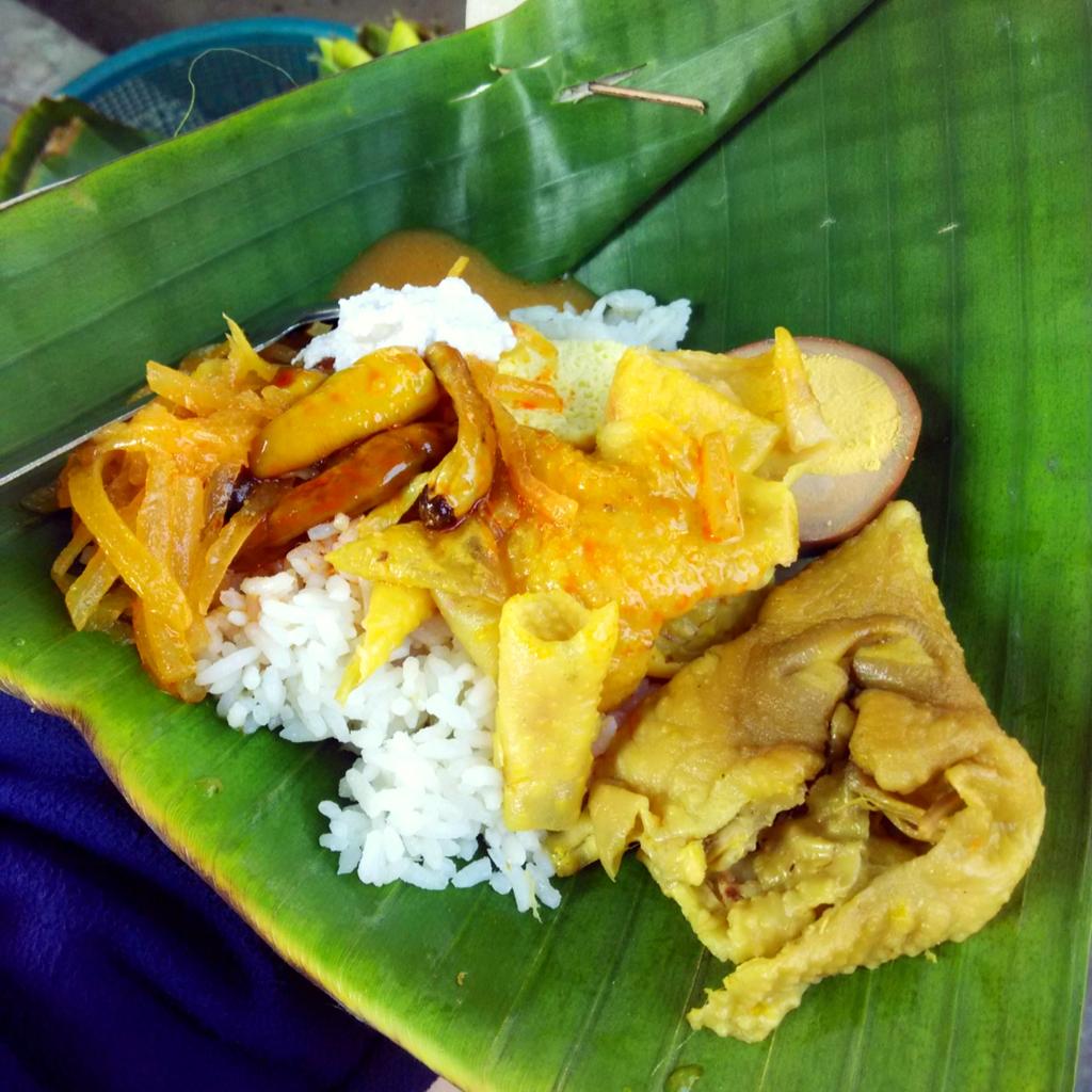Sarapan gaes, nasi liwet pojok eks Pasar Ikan, Pasar Gede. Nasi liwet brutu, aer mineral gelas total IDR 13k.