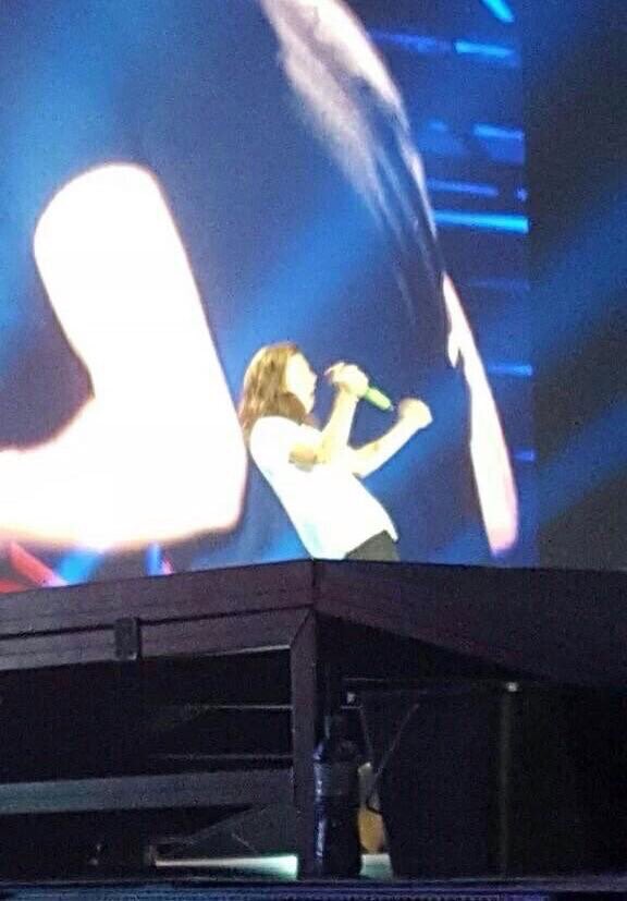 AussieUkUpdates's tweet photo. Harry dancing!

#EMABiggestFans1D #OTRABelfast3 -k⛅️ https://t.co/5mjxuHMBr2
