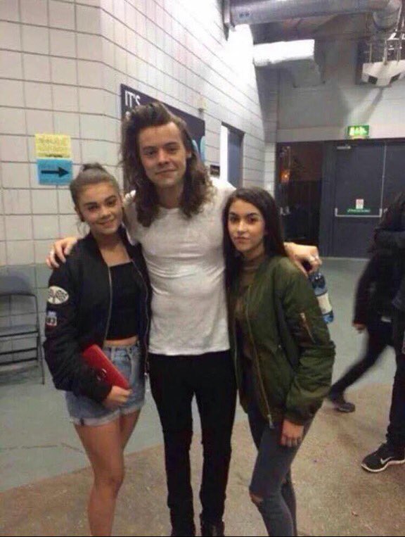 AussieUkUpdates's tweet photo. Harry backstage!

#EMABiggestFans1D #OTRABelfast3 -k⛅️ https://t.co/1pARN2qCGE