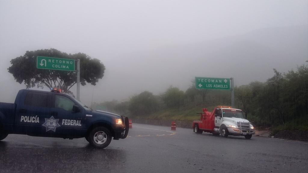 Cierran autopista a Colima por falta de visibilidad - CSCBkfPU8AAqULl