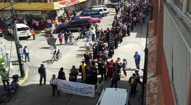 DiarioTalCual's tweet photo. PROTESTAN La ULA sale a marchar en Mérida exigiendo presupuesto y reivindicaciones laborales https://t.co/AKPZji0dbn https://t.co/LWNaE7Dxu4