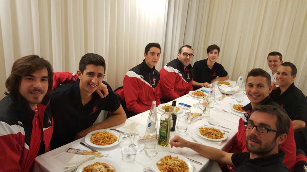 LAVENDEENNE85's tweet photo. Repas tranquille pour l'équipe ce soir et une bonne nuit... Allez les gars ! 🔴⚫️💪🇮🇹@ROLLERLODI @CerhComite https://t.co/sZhzsAJ6NG