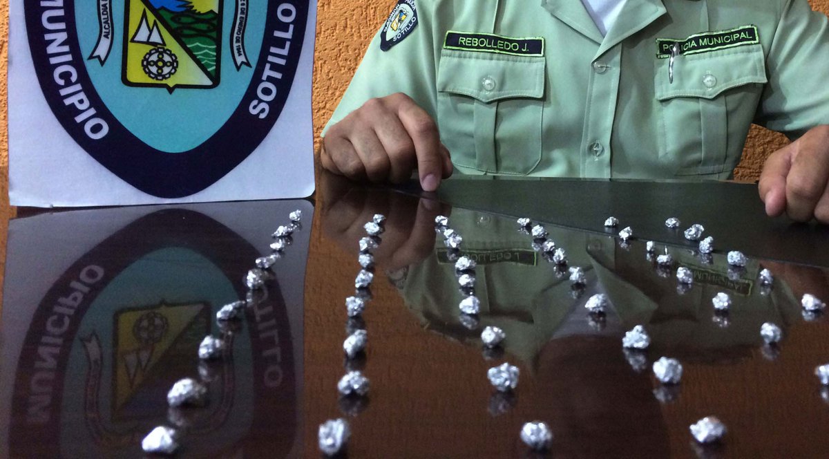 globovision's tweet photo. Detienen a presunto microtraficante de droga https://t.co/jHLYrGesKy https://t.co/WoHOMjUvxF