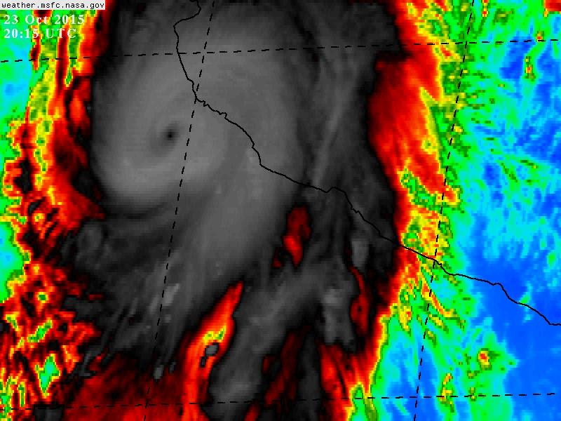 metmex's tweet photo. PELIGRO. Poderoso huracán #Patricia muy cerca de tocar tierra. Está a 95km al Oeste de Manzanillo, Colima. https://t.co/nvuhiIOmJt