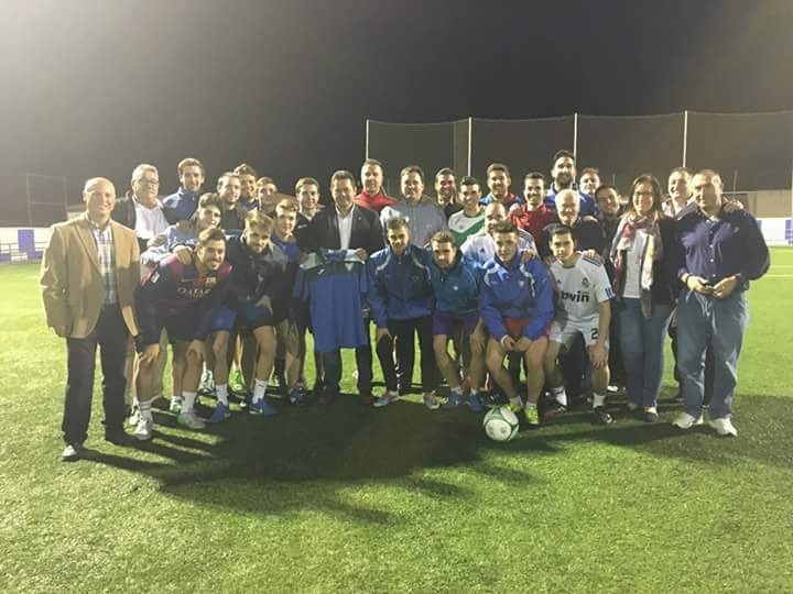 FuensantaCF's tweet photo. @As_TomasRoncero sorprende hoy con su visita al primer equipo. Eres un crack! https://t.co/9shzSBsrp5