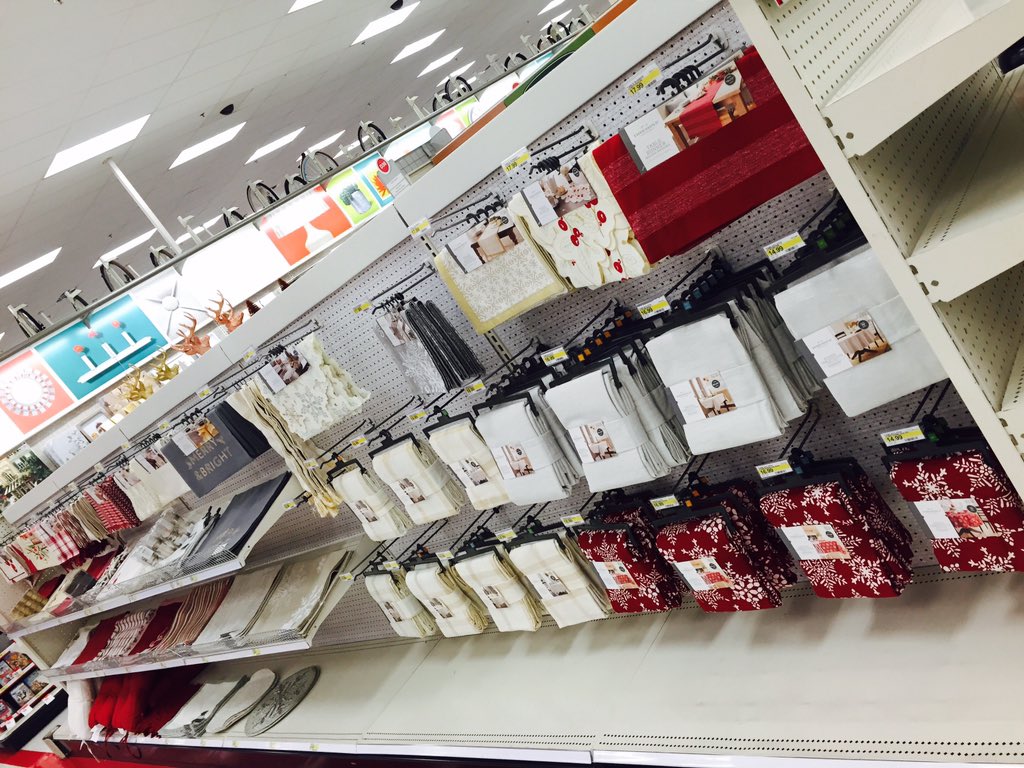 RoxxieBr's tweet photo. 'Tis the season to be full 🎄 @theWixson @ohsocarina @SiskJoshua @BrinkleyAngela @lancewake https://t.co/lIjZVGSBRX