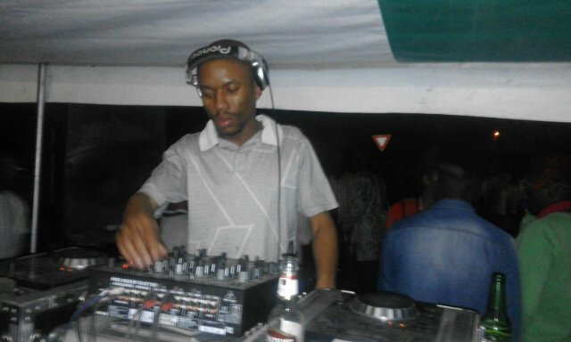 simoDJlu's tweet photo. #HitRefresh wen #tinwhite play I remember this boy #buzzin my poi keep the deep groove https://t.co/gRPVvgLV5z