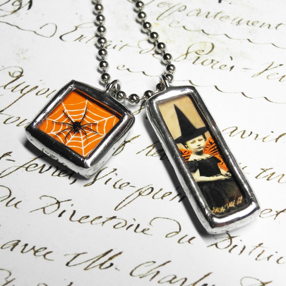 AGarrisonStudio's tweet image. Nothin' says Halloween like a goth girl and a spider! 

#halloweenjewelry #halloweenpendant #spidercharm #halloween