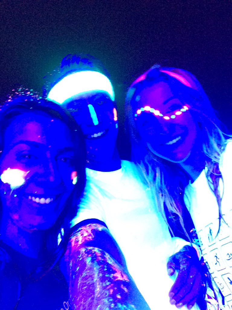 Dan_Green1's tweet photo. Tonight @BFC_Health and friends took on the @RNIB #GlowNeon run in Reading! https://t.co/67d9uFYCEQ