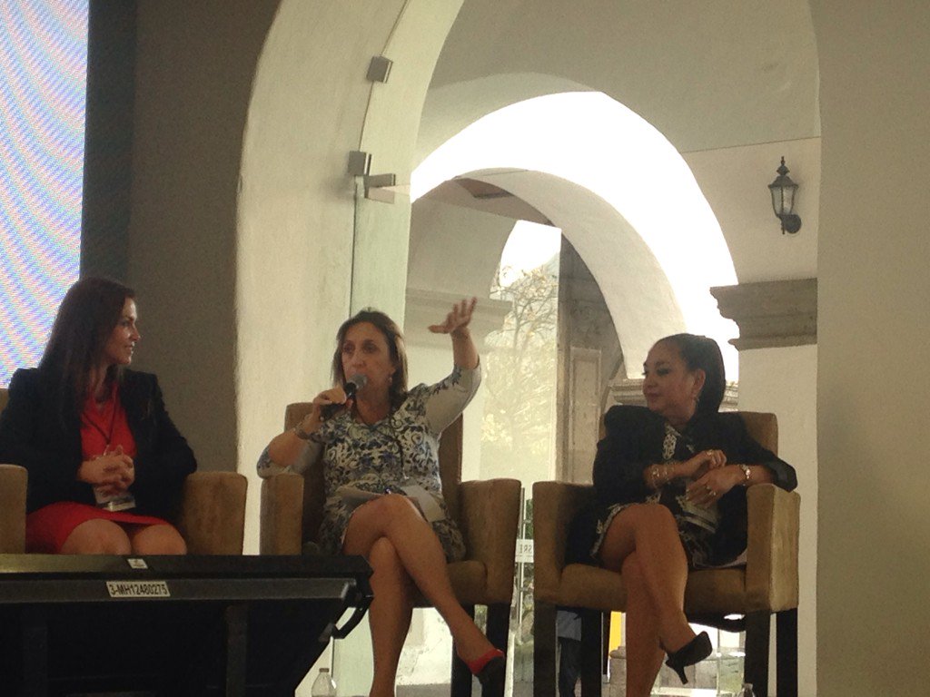 DeyisDelgado's tweet photo. Empresarias Líderes de la Alianza del Pacífico, #ELAP2015 Compromiso de #MujeresSolidarias @aportemoshoy https://t.co/A5la2LVQSU