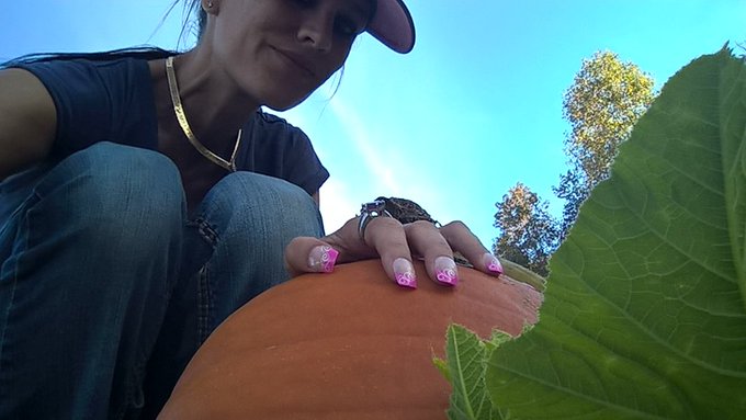 Enjoying a beautiful fall Friday eve in Carolina. Pumkin pickin 🎃 https://t.co/xiaStZ3Hkk
