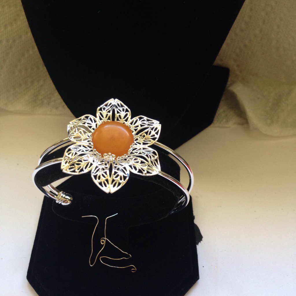 RoxayneVz's tweet photo. #TheVzBakeliteCollection #flowerpower#hippygirlsonly#accessories #vintagestone https://t.co/M1WQI1EXwV
