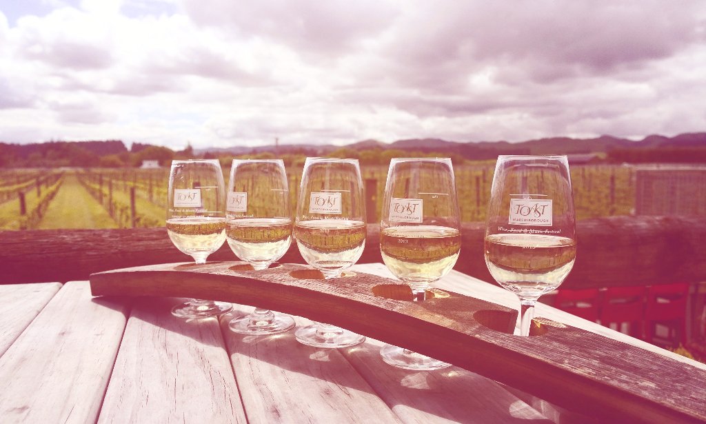 EmmaBishopNZ's tweet photo. Flight of wine (aka my five friends) @Mtbavillage #Margrain #NZ #wine #Sun https://t.co/hs17kzTLGo