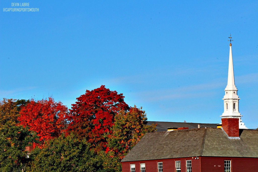 CapturingPorts's tweet photo. Leaves and the North Church from Strawbery Banke #CapturingPortsmouth https://t.co/Pwz5OYMtWp https://t.co/GtJKxbYc3I