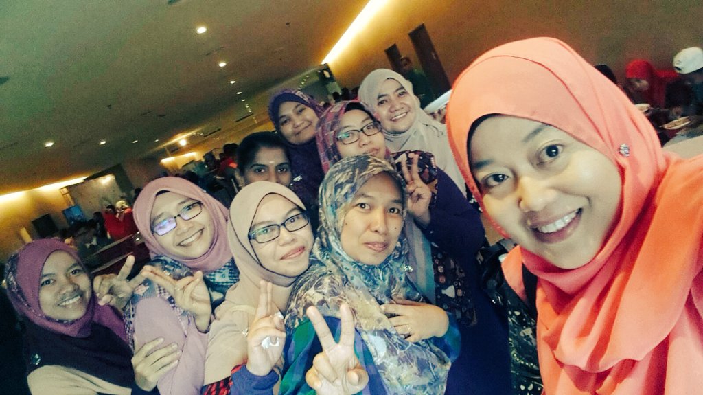 rafidahabunasir's tweet image. Kami di casuariana@meru
Bersama rkn KPT
#soaringupward  @soaringupwards menteri KPT Dato' @idrisjusoh sporting sgt!!