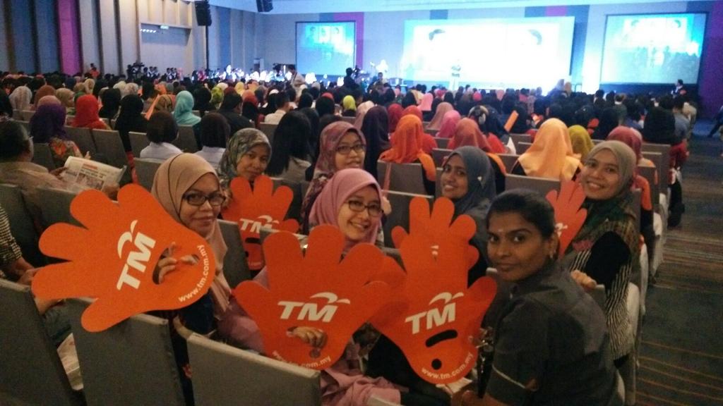 rafidahabunasir's tweet image. Kami di casuariana@meru
Bersama rkn KPT
#soaringupward  @soaringupwards menteri KPT Dato' @idrisjusoh sporting sgt!!