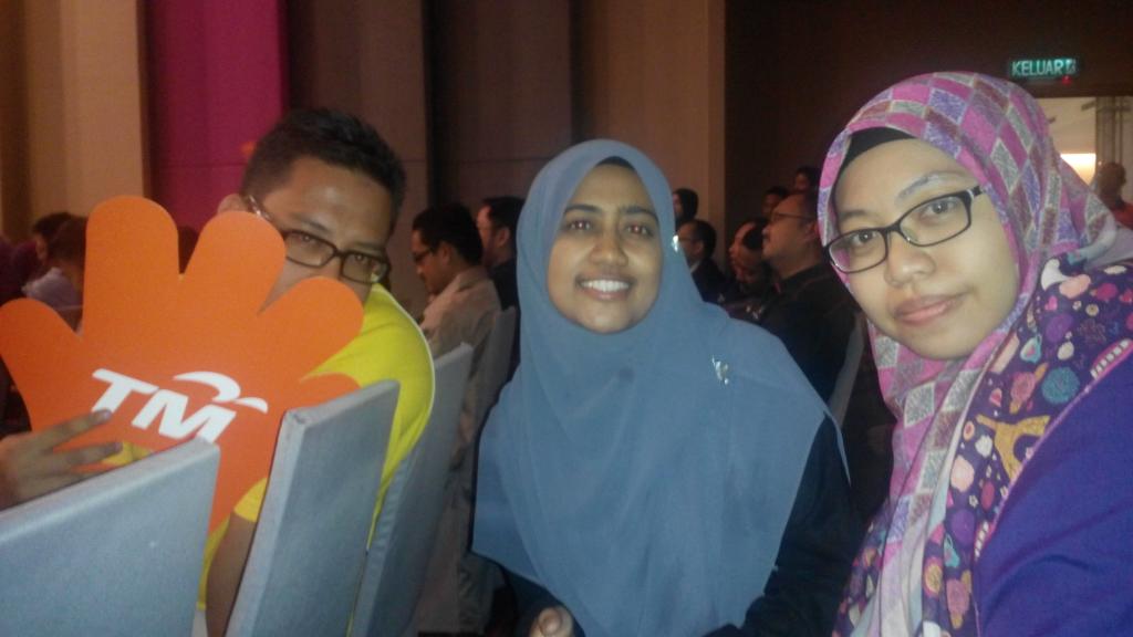 rafidahabunasir's tweet image. Kami di casuariana@meru
Bersama rkn KPT
#soaringupward  @soaringupwards menteri KPT Dato' @idrisjusoh sporting sgt!!