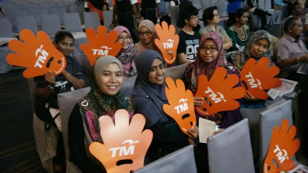 rafidahabunasir's tweet image. Kami di casuariana@meru
Bersama rkn KPT
#soaringupward  @soaringupwards menteri KPT Dato' @idrisjusoh sporting sgt!!