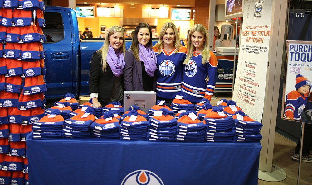 EdmontonOilers's tweet photo. Intermission = perfect time for an #Oilers toque! #HockeyFightsCancer https://t.co/FP1ekaBD3R