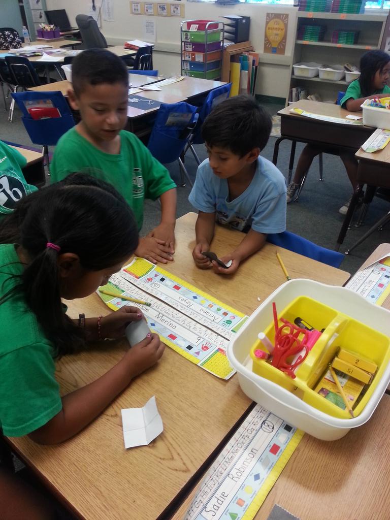 ramir145's tweet image. Exploring different ways to partition into fourths and teaching what they discovered @smusdeei #learningobjective