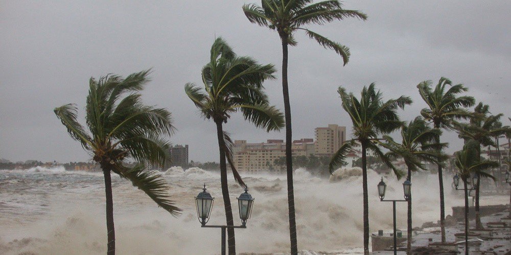 CARASmexico's tweet photo. El #HuracánPatricia ha tocado tierra, aquí la transmisión en vivo de la situación: https://t.co/IR9CA7Udtm https://t.co/cgjJkyDNJI