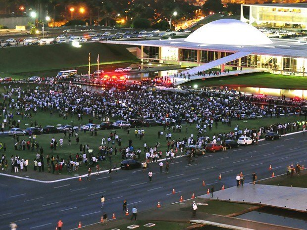 AlexAlezza's tweet photo. O que o @jornalnacional Não mostra, Brasileiros lutando  contra a corrupção em Brasília @TMachado1001 @Ma_paoli https://t.co/L9uUsi987A