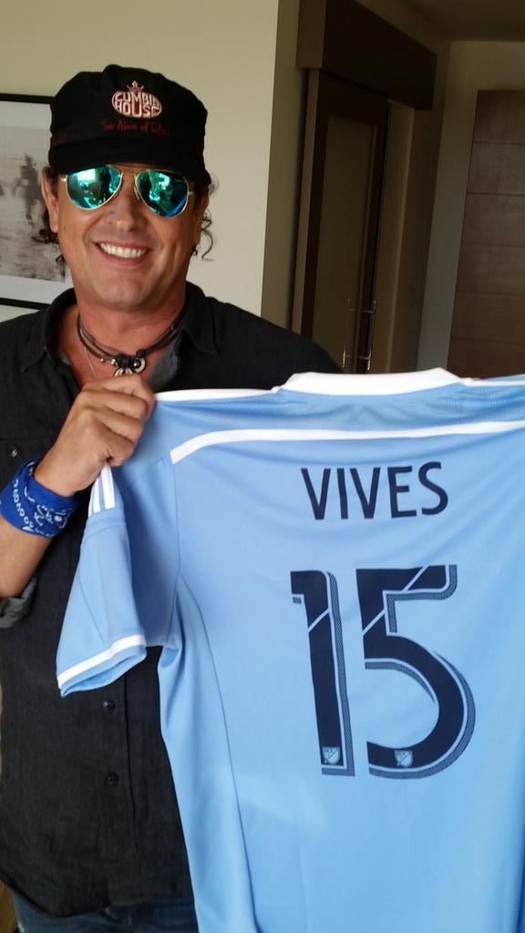 carlosvives's tweet photo. @davidvilla #elguaje gracias por la camiseta del New York City FC un fuerte abrazo!!! https://t.co/F9zBBS0M48