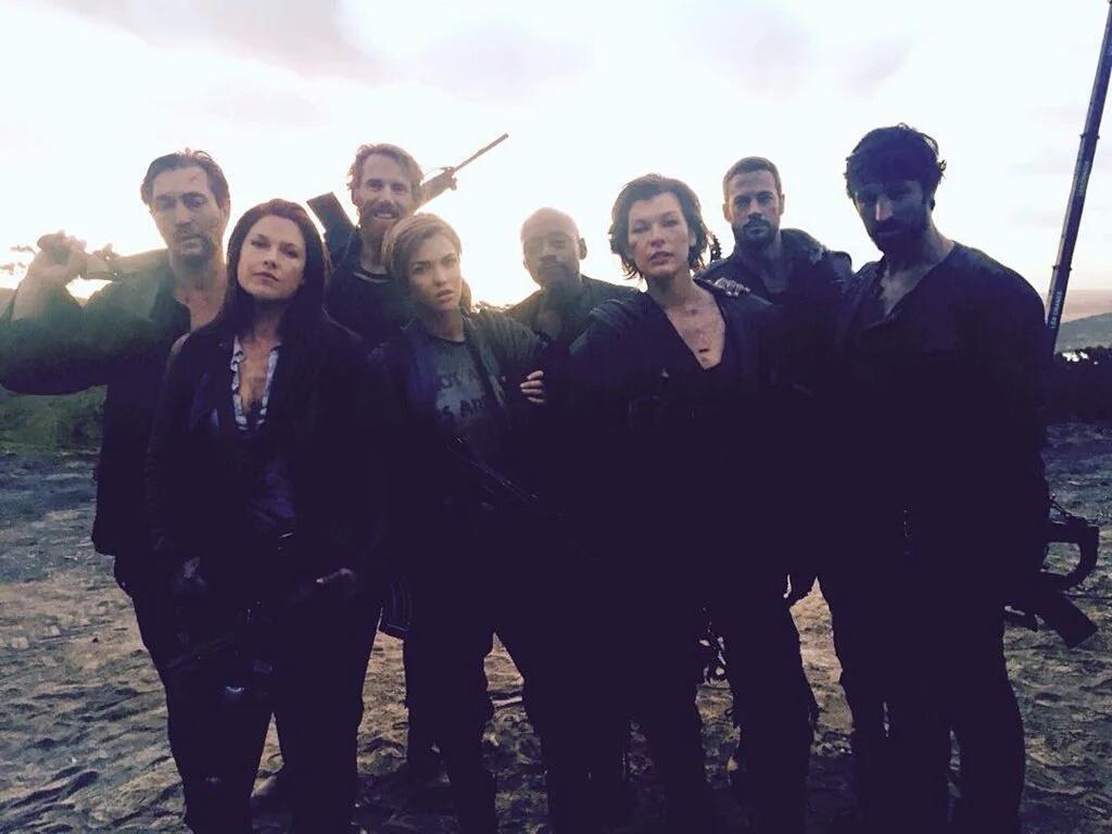 victoriamir28's tweet photo. RT @willylevy29 With the team!! #residentevilthwfinalchapter love you all!! millajovovich @TheRealAliL @eoincmacken https://t.co/SJVCiiAoJ1