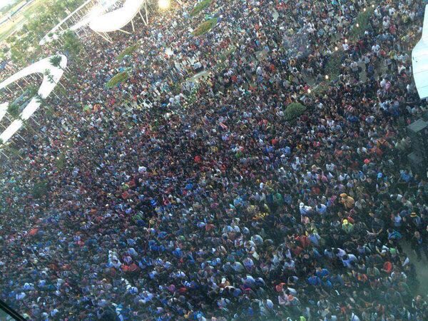 VhongAnneZac24's tweet photo. The crowd indeed are clear proof that they're VERY VERY EXCITED @aldenrichards02 @mainedcm 

#ALDubEBTamangPanahon https://t.co/nTwLmVJINz