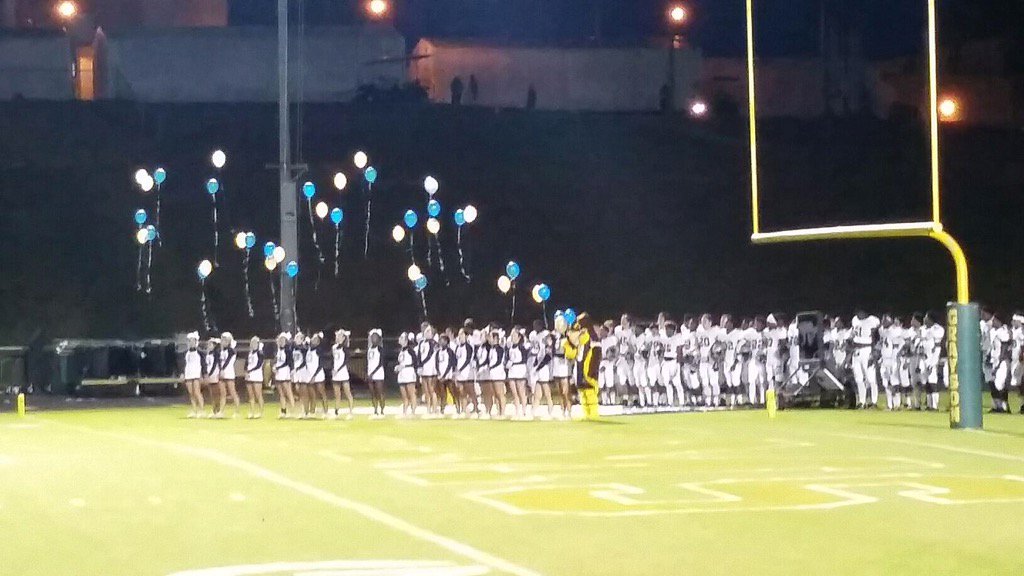 DaculaHS's tweet photo. Classy act tonight as Grayson has moment of silence, balloon release, and signage to honor the loss of our student. https://t.co/pzU8zU7dkP