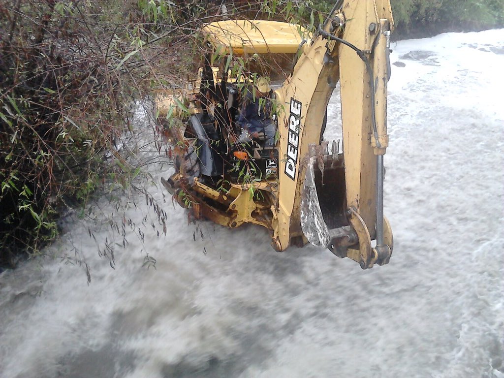 RLuevanoMX's tweet photo. Ya hemos realizado trabajos de limpia en la comunidad de La Zacatecana para que el agua fluya de manera adecuada https://t.co/sptSFxTimY