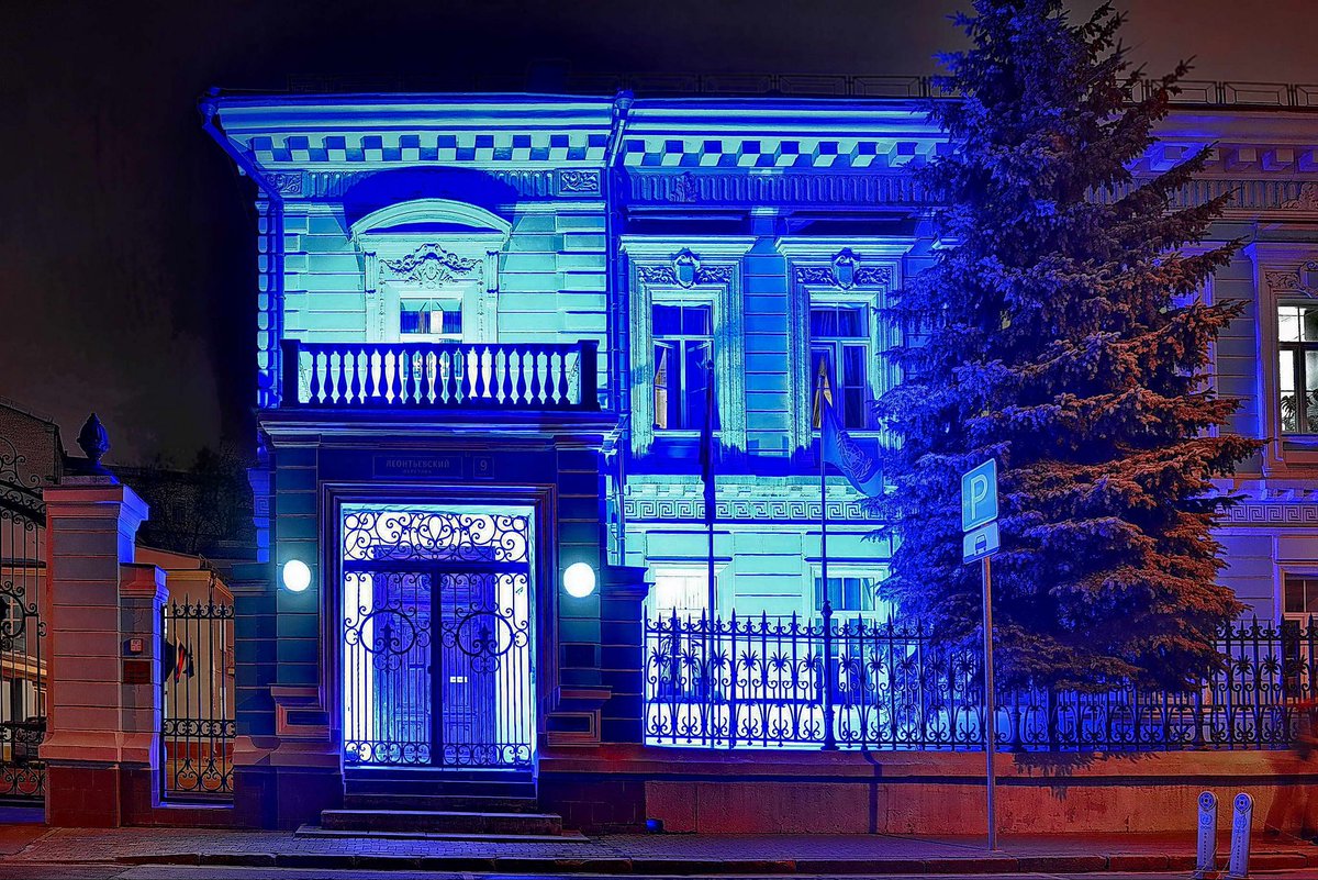 UN's tweet photo. We're seeing more #UNBlue photos around the world - Brazil, Russia, Spain, UK + more: https://t.co/vQQcGR8CkQ #UN70 https://t.co/TGf9QvDtmj