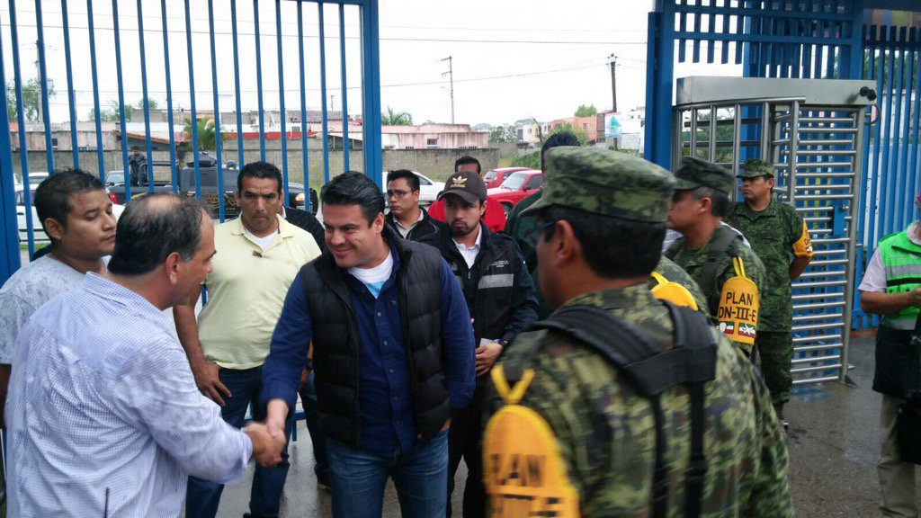 PFranciscoUNIVA's tweet photo. El Sr. Gobernador @AristotelesSD visita a 702 personas albergadas en el plantel @univavallarta @SistemaUNIVA https://t.co/PzqXMGZ02P