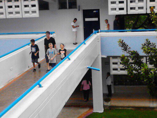 PFranciscoUNIVA's tweet photo. El Sr. Gobernador @AristotelesSD visita a 702 personas albergadas en el plantel @univavallarta @SistemaUNIVA https://t.co/PzqXMGZ02P