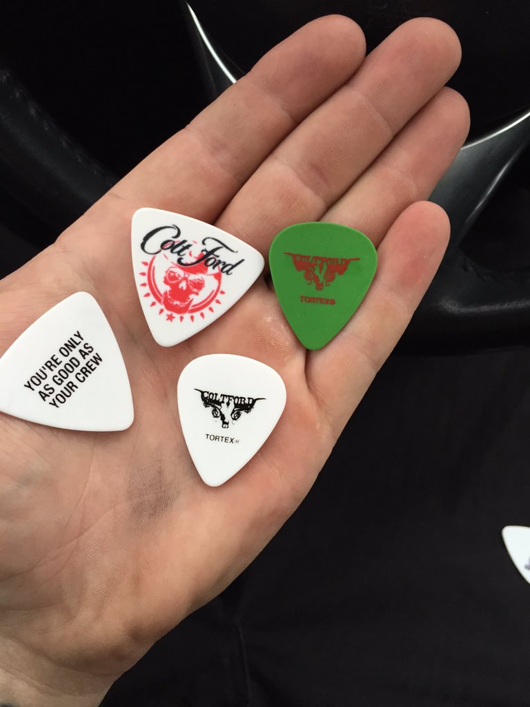 kinnonent's tweet photo. Thanks @coltford for the solid add to my pic collection. Have a Rockin show tonight @TheGrizzlyRose https://t.co/PcTz8HcFHu