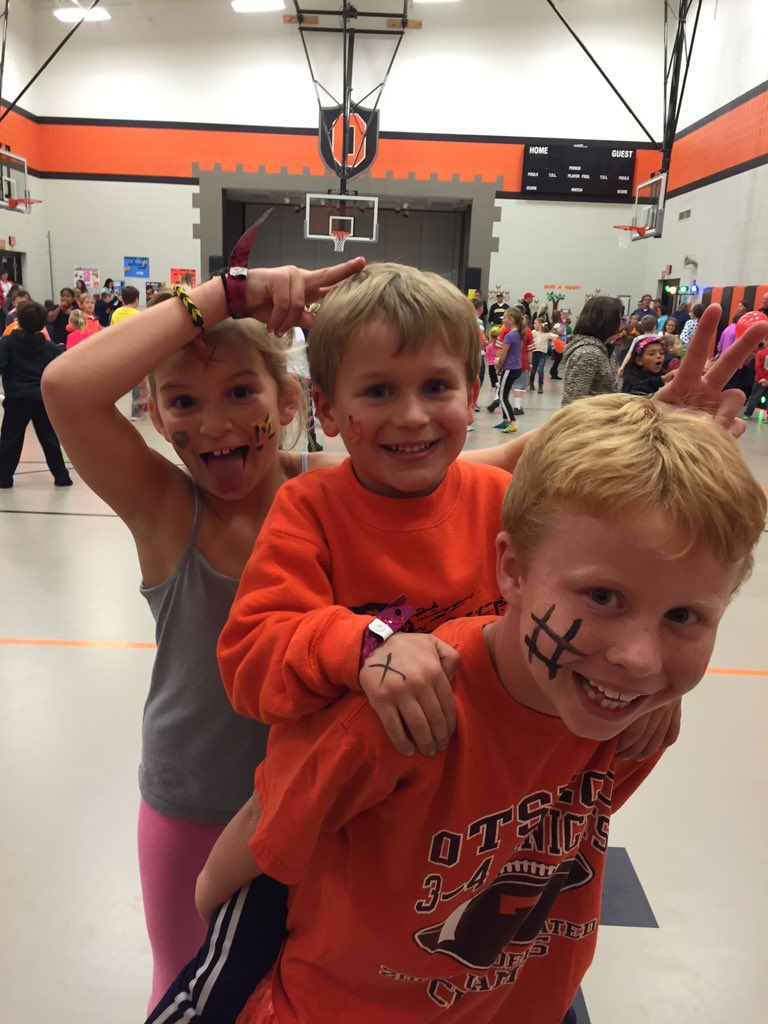 OtsegoChandler's tweet photo. Thank you @OtsegoPTO So much FUN! #OtsegoKnights #fallfest15 https://t.co/4UxKqmj1Qf