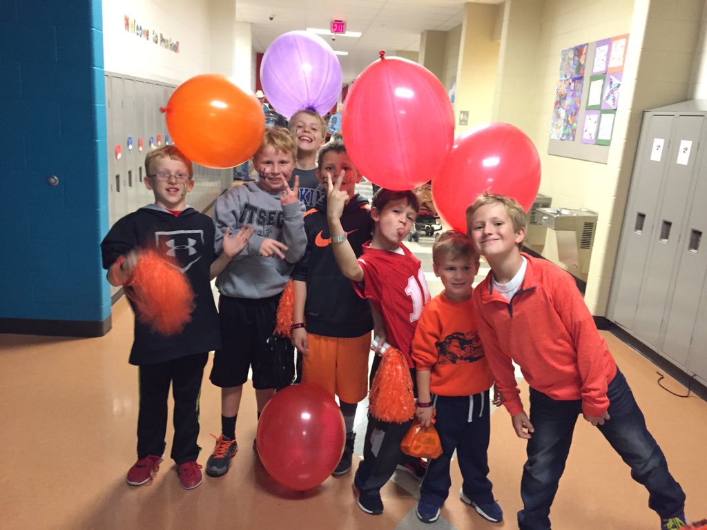 OtsegoChandler's tweet photo. Thank you @OtsegoPTO So much FUN! #OtsegoKnights #fallfest15 https://t.co/4UxKqmj1Qf